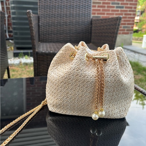 Elegant Cream Woven Bag with Gold Chain - Picture 3 of 7